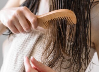 Reconstrucción capilar para cabello dañado con productos naturales que restauran la fuerza y vitalidad de la fibra capilar