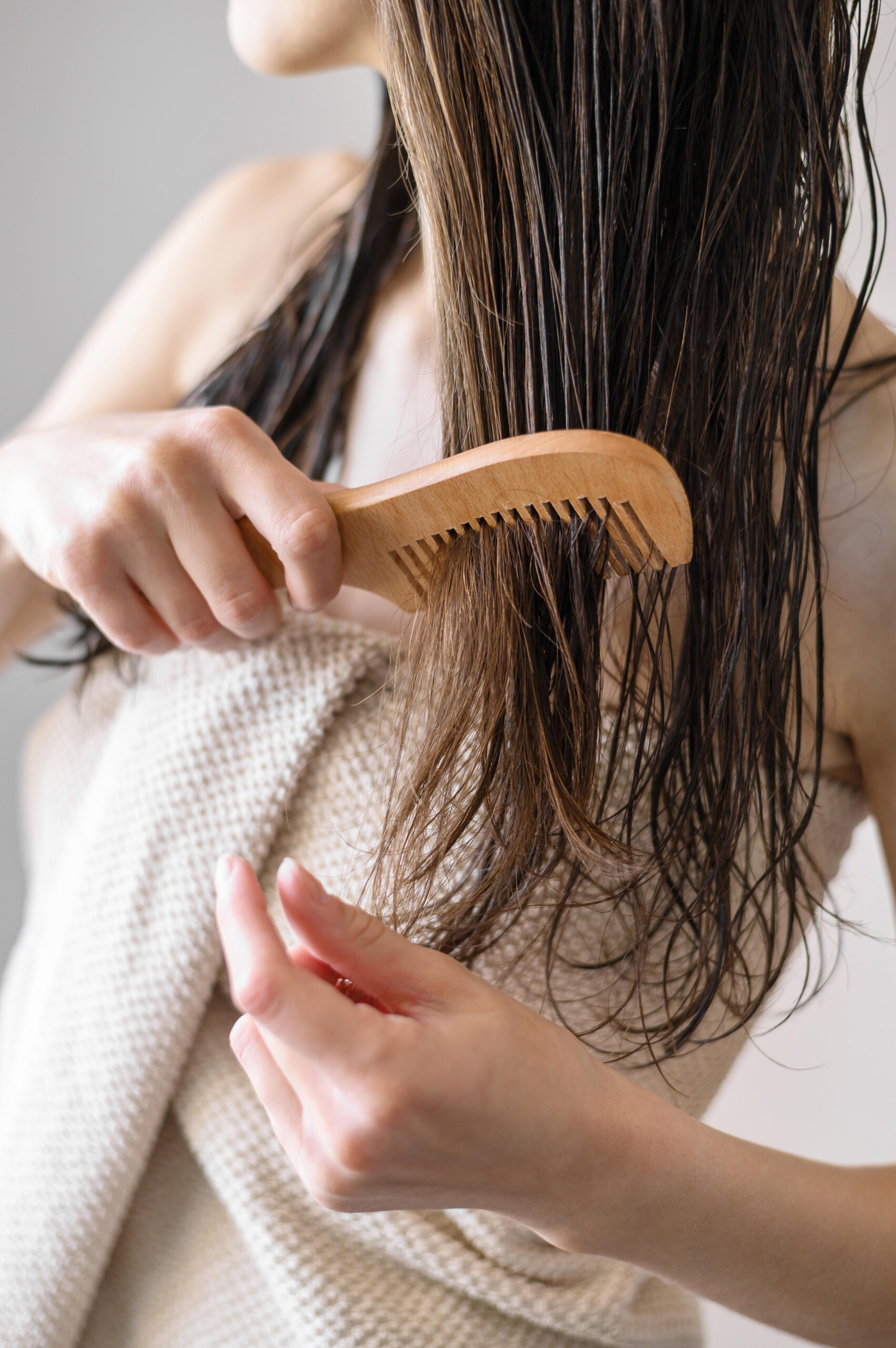 Reconstrucción capilar para cabello dañado con productos naturales que restauran la fuerza y vitalidad de la fibra capilar